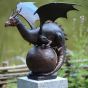 Bronzeskulptur Sitzender Drache auf Weltkugel als Wasserspeier mit brauner  Patina 