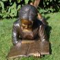 Bronzefigur- Paula mit Ihrem Buch und einer braunen Patina von vorne