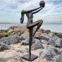 Skulptur Chloe mit Ball an der Ostseeküste 