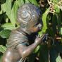 Knabe mit Tuch Gartenfigur Bronze