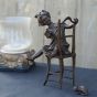 Bronzeskulptur Mädchen auf Stuhl Bronzeguss