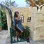 Bronzeskulptur "Jana im Sommerkleid sitzt auf dem Zaun"