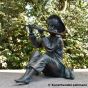 Diese Rottenecker Bronzefigur "Großer Flötenspieler Hans mit Querflöte" als Wasserspeier 88122 