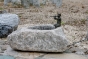 Bronzeskulptur "Flötenspieler Finn" als Wasserspeier an einem Stein