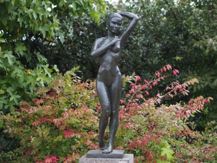 Bronzefigur "Stehende Helena" auf Sockel