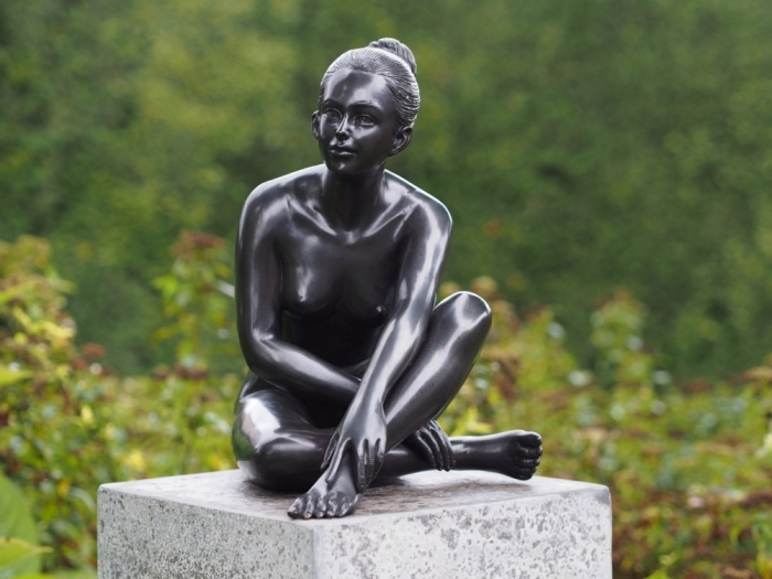 Bronzefigur "Sitzende Barbara"