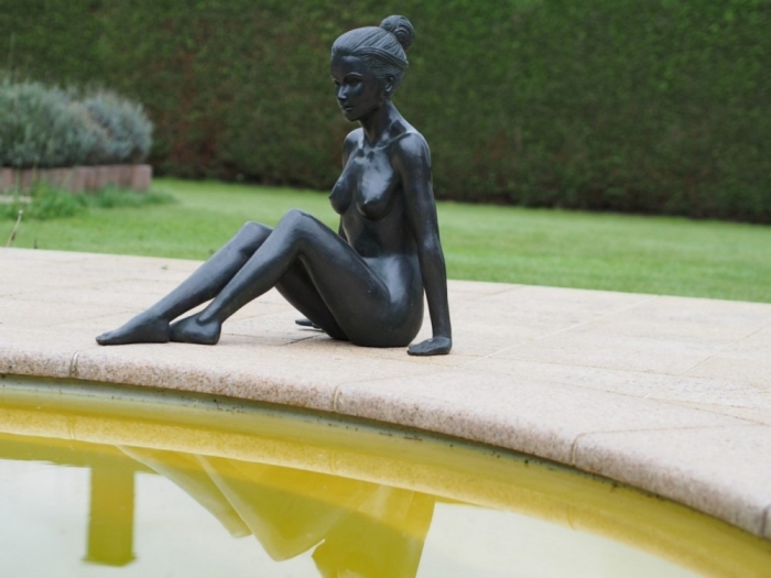Bronzefigur "Sitzende Alina"