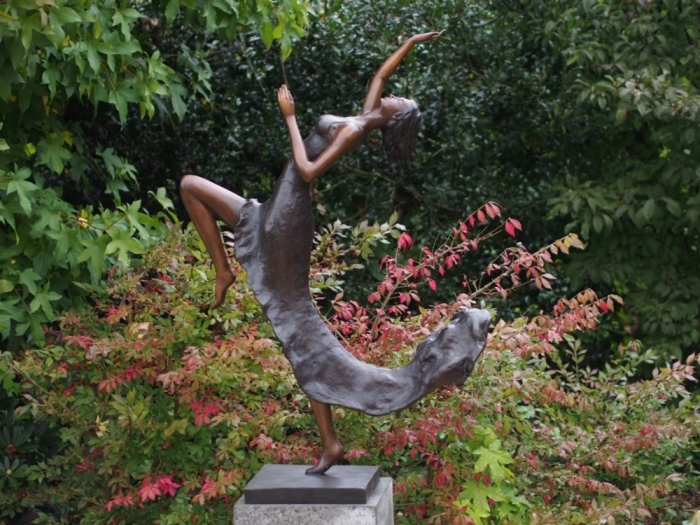 Bronzefigur "Tänzerin Estefania" auf Sockel