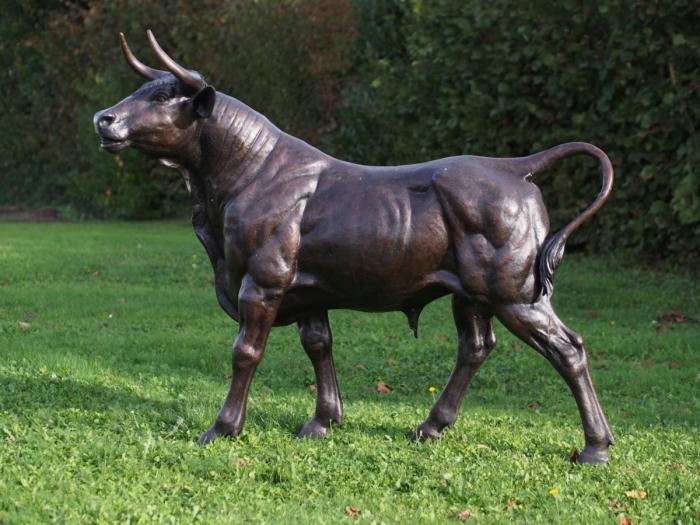 Bronzeskulptur "Stehender Stier"