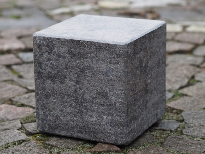 Granit-Säule in grau auf Steinweg 