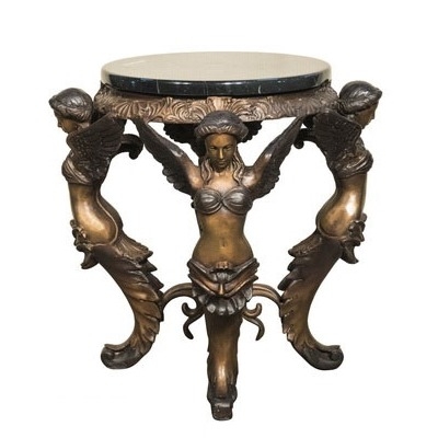 Frontansicht des Bronzehockers vor weißem Hintergrund