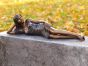 Bronzeskulptur Mädchen liegend im Sommerkleid von Säule 