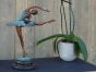 Bronzeskulptur Stehende Junge Ballerina auf Marmorsockel im Wohnzimmer 