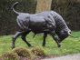 Bronzeskulptur Spanischer Stier mit gesenktem Kopf im Garten 