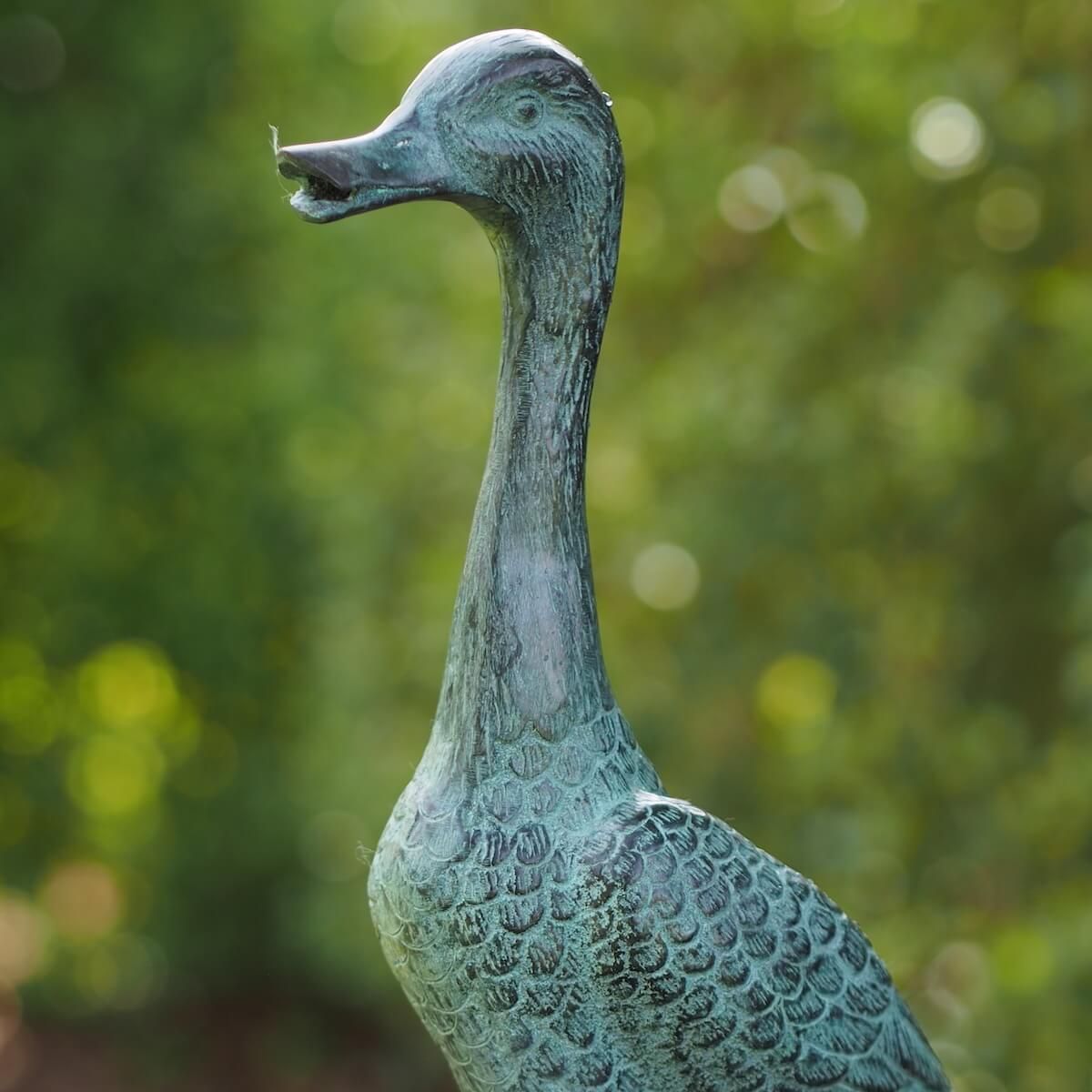 Bronzeskulptur kleine stehende Ente aus Bronze Gartenfigur Dekoration 