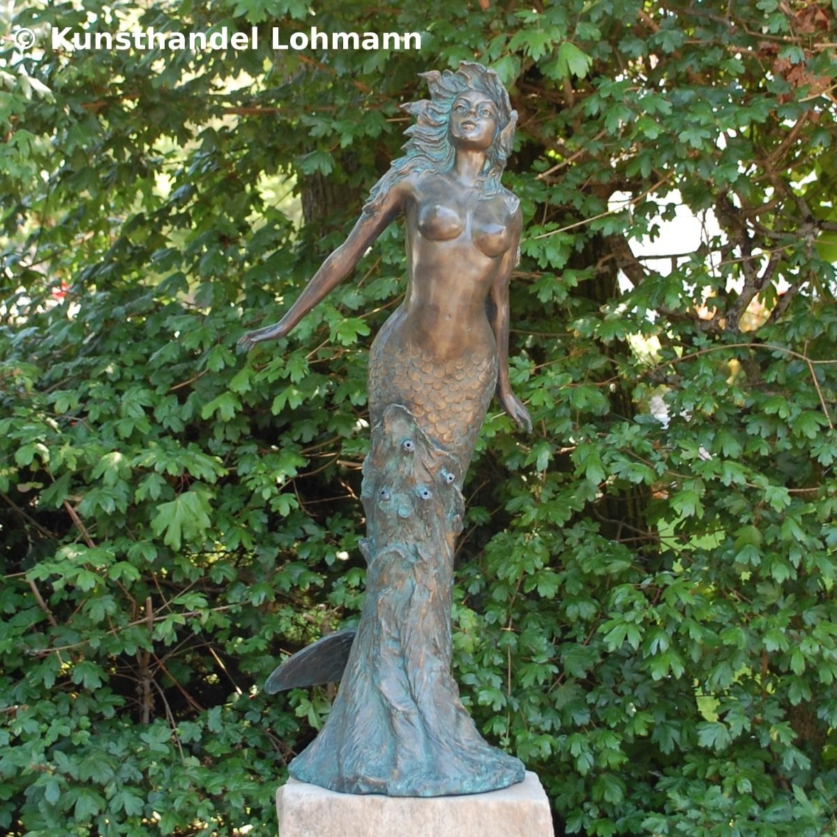 Bronzefigur Meerjungfrau Nina auf FlusskieselBronze Skulptur Rottenecker 