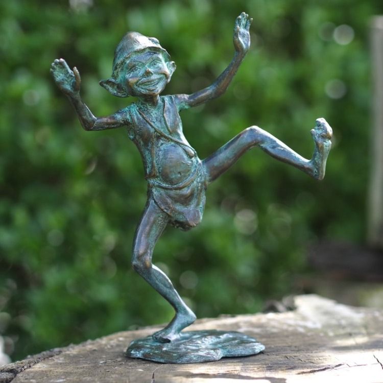 Bronzefigur kleiner tanzender Kobold Gnom Elfe aus Bronze grün Gartendekoration 