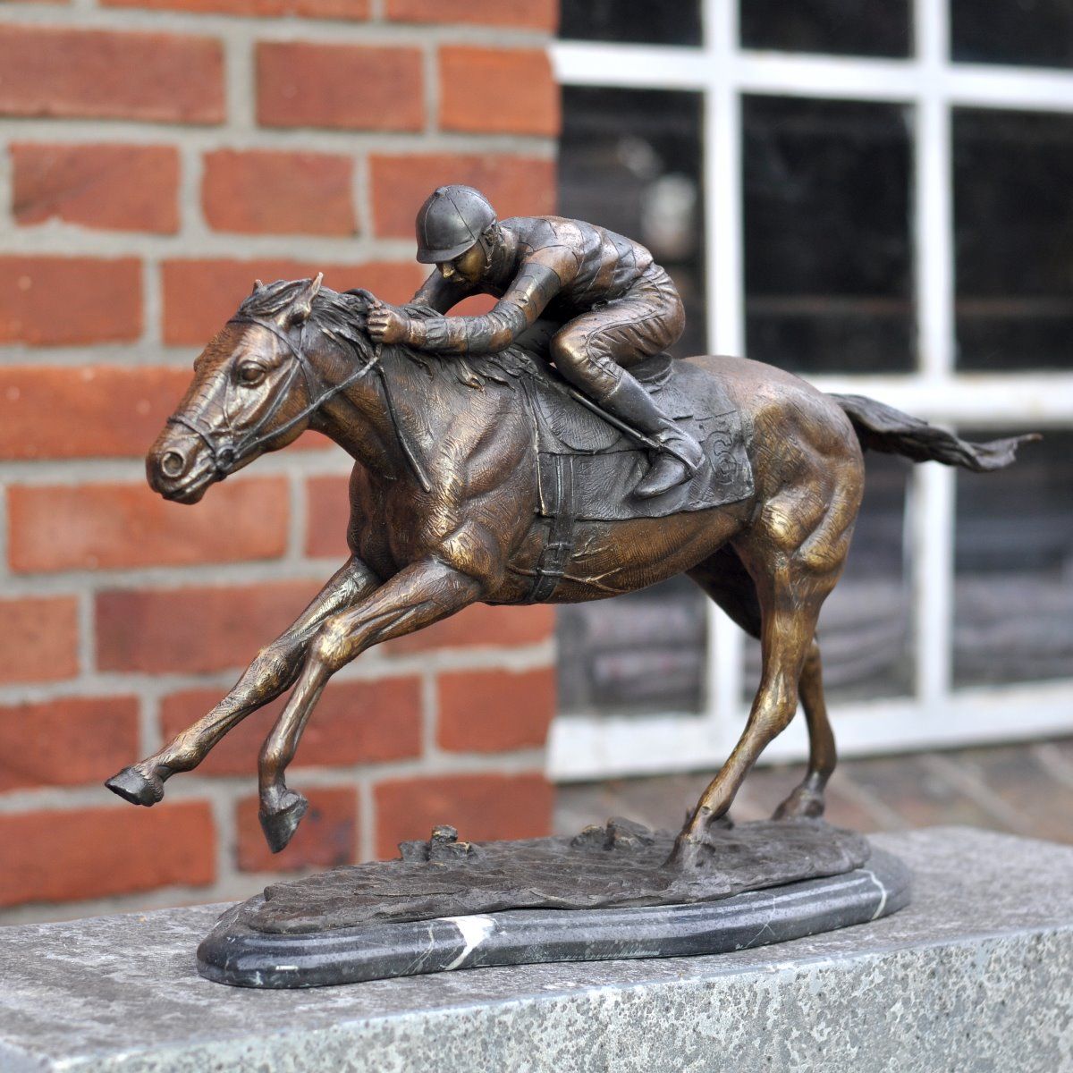 Jockey Pferd Galopper mit Siegerkranz Horse Figur Reitsport Galoppsport 19 cm 