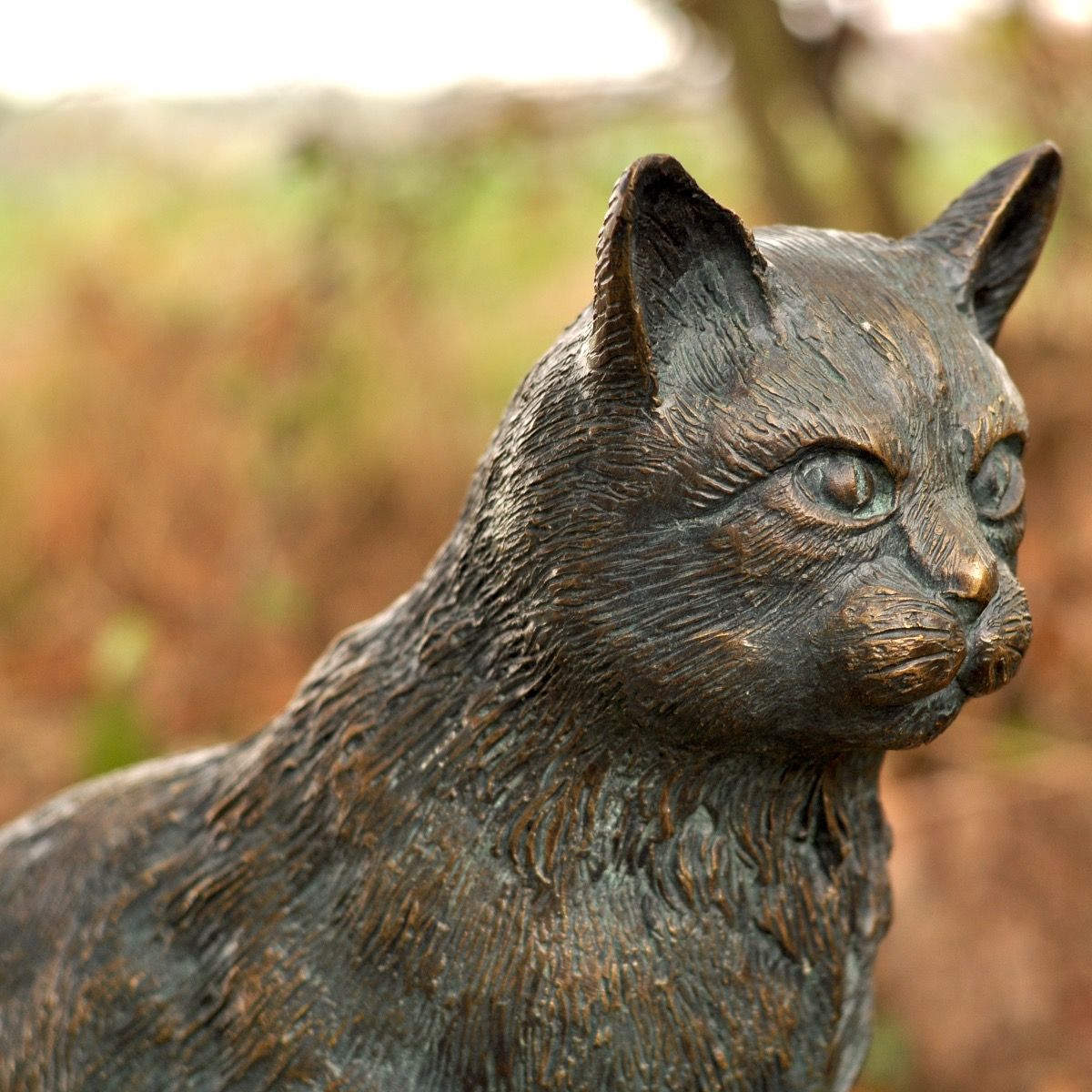 Skulptur Figur Bronze teilpoliert sitzende Katze Kätzchen 