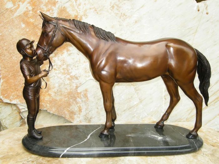 Bronzeskulptur Junge mit seinem Pferd auf Marmorsockel 