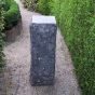  Große Granit-Säule mit gehauener Oberfläche