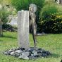 Robin - 88530 - an der Granitwassersaeule von Rottenecker Bronzekunst