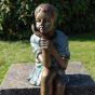 Bronzeskulptur Junges Mädchen mit Hand am Kinn 