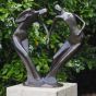 Bronzeskulptur "Liebespaar als geformtes Herz"