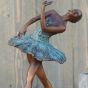 Bronzeskulptur Stehende Ballerina im Wohnzimmer 