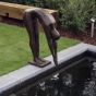Bronzeskulptur Stehender Schwimmer im Garten vorm Pool 