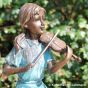 Bronzeskulptur Anna mit Ihrer Geige im Garten 
