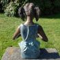 Bronzeskulptur Sitzendes Mädchen von Hinten  mit Zöpfen