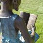 Bronzefigur- Mädchen mit Ihrem Buch 