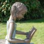 Bronzeskulptur Mädchen mit Ihrem Buch von der Seite