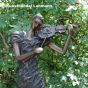 Bronzeskulptur Junge Violinistin Foto vom Oberkörper 