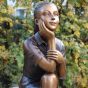 Bronzefigur Kleines Mädchen beim nachdenken mit brauner Patina 