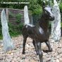 Bronzeskulptur laufendes Pferd mit brauner Patina im Garten 