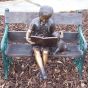 Bronzeskulptur Mädchen mit Ihrem Hund auf einer Bronzebank 