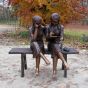 Bronzeskulptur Zwei Sitzende Mädchen mit brauner Patina auf einer Bank 