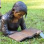 Bronzeskulptur Liegendes Mädchen mit Ihrem Buch 