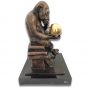 Rechte Seitenansicht der Bronzefigur "Affe mit Schädel"