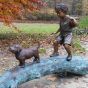 gartenskulptur Junge mit Hund lebensgroß