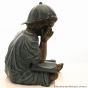  Bronzefigur "Der kleine Junge Tim mit Cappi ist ganz in sein Buch vertieft". Bronzefiguren und Gartenfiguren bei Kunsthandel Lohmann in Timmendorfer Strand.