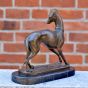 Bronzefigur Windhund auf Marmorsockel