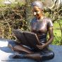 Bronzefigur "Zauberhafte Sabrina mit Buch". Bronzefiguren und Gartenfiguren bei Kunsthandel Lohmann in Timmendorfer Strand.