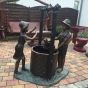 Kinder Brunnen Bronzefigur Gartenkunst
