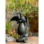 Bronzefigur eines Drachens am Teich