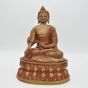 Sitzender Buddha aus Messing mit roter Patina von vorne

