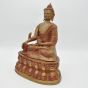 Sitzender Buddha aus Messing mit roter Patina von der Seite
