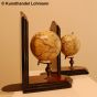Globus-Buchstützen von Authentic Models -GL009F Globe Bookends bei Kunsthandel Lohmann